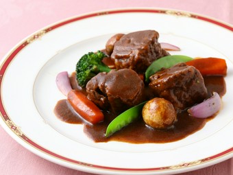 店主自慢のデミグラスソース！柔らかい国産牛と厳選した野菜をじっくり煮込んだ『ビーフシチュー』