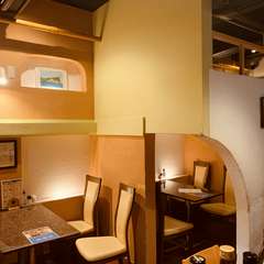 仕切られたテーブル席