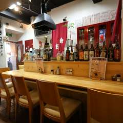 仕事終わりに立ち寄り、至福のひと時を過ごせるカウンター