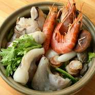 刺身用の魚から出たアラを使い、丁寧に引いた魚介だしでいただく鍋。だしに貝類や海老が加わり美味しさが一気に広がっていきます。『海鮮鍋』『ちゃんこ鍋』は、一年を通してオーダーできるメニューです。