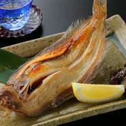 若狭地方での干し魚の料理法で仕上げます。出汁を掛けながら丹念に焼くことで、身がパサつくことなくふっくらとした仕上がりに。身がうねるような感じは「踊り串」という串のうち方で。