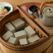 先代の頃に京都の【たる源】で作られた器で提供されるこだわりの一品。中に備長炭が仕込まれているので、熱々の風味が持続します。お湯の底には利尻昆布。シンプルながら奥深い味わいです！