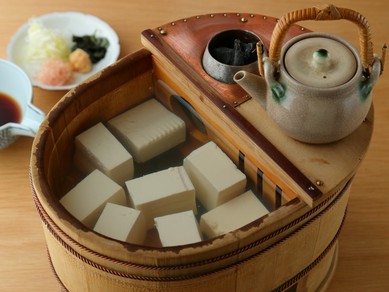 ミニチュアのお風呂のような風情。“湯冷め”のない『湯豆腐』
