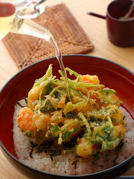エビ・小柱・三つ葉のかき揚げを茶漬けでいただく『天ばら丼』