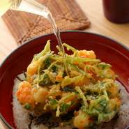 揚げる油は米油と香ばしい香りのゴマ油。最初はカリッと味わう『かき揚げ丼』として。後半は『出汁茶漬け』でさっぱりと。ご飯のお米も佐賀米の「ゆめしずく」を直接取り寄せるというこだわりよう。
