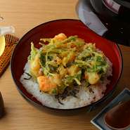 数種の具をサクサク崩しながら丼として、最後は天茶漬けで二度おいしく
