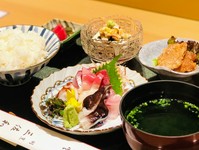 ご飯・お椀・小鉢二品・香の物・ミニデザート付き