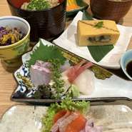 お造り3点盛り・だし玉うなぎ1貫・炊き込みご飯・お椀・小鉢3品・香の物・ミニデザート