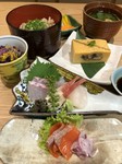 お造り3点盛り・だし玉うなぎ1貫・炊き込みご飯・お椀・小鉢3品・香の物・ミニデザート