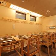お料理の色を損なわない明るい店内。テーブル席は2名席・4名席・6名席と自在に動かせます。

