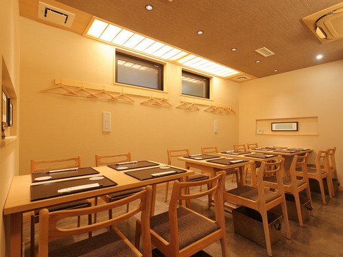 21名収容の店内は暖かな木質のぬくもりを重視したインテリア