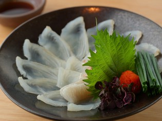 包丁の技が旨みと食感のよさを引き出す『鮃の薄造り』