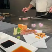 泉佐野での接待や会食に高い人気を誇る店。旬の地物食材を使った独創性あふれる料理、落ち着いた大人の空間で大切な方をもてなせ、和気あいあいと皆様で楽しい時間を過ごせます。県外の方のおもてなしにも最適です。