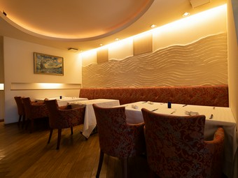 大人がゆったり憩える空間、仏×和の季節の皿で格別なひと時を