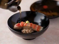 7品あるおつまみから握りへと移り変わる際、酢飯を使ったメニューとして登場。寿司への大切なアプローチとなる要の食事です。