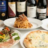 ワインは30種類ほどラインナップ。イタリアワインにこだわり、店主が20年以上飲み続けてきた経験を生かしたセレクトです。料理やワインの好みに応じてベストなワインをチョイスしてくれます。