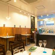 カウンターは3席ほど用意されているので、お一人さまや、軽く飲みたい人も気軽に入店できます。
