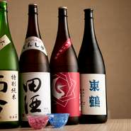 佐賀の厳選日本酒『鍋島』や『東鶴』などは、佐賀の街の小さな蔵元にてつくられました。青森県の『田酒』や三重県の『而今』など、こだわりの酒を日本全国から仕入れています。