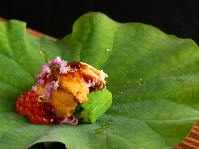 先付『蓮葉盛り（梅素麺・生雲丹・叩きオクラ・花穂）』