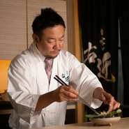 日本には四季があります。その四季を、五感で感じ取っていただける料理が日本料理の醍醐味ではないでしょうか。そのことを知っていただくため、料理人は日々精進を続けます。