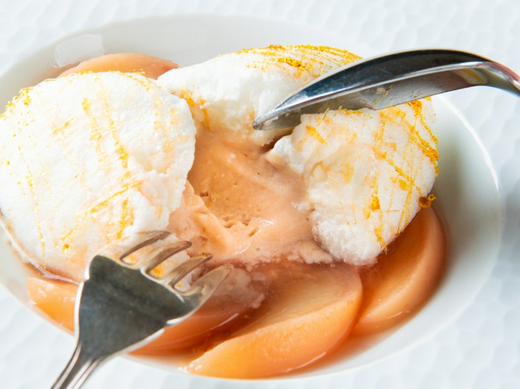 旬の国産食材と輸入食材、それぞれの持ち味を引き立てるよう調理