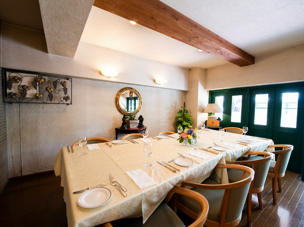 オシャレな雰囲気の中、ワインと共に絶品のフランス料理