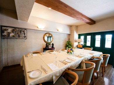 オシャレな雰囲気の中、ワインと共に絶品のフランス料理