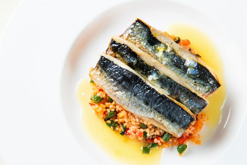 軽く炙ってマリネされたイワシを乗せた、ミントの香りが香ばしい『イワシとクスクスのサラダ仕立て』
