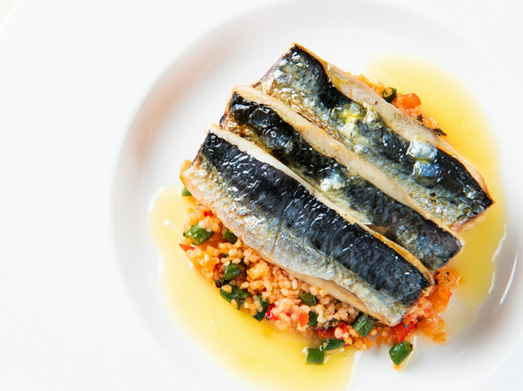 軽く炙ってマリネされたイワシを乗せた、ミントの香りが香ばしい『イワシとクスクスのサラダ仕立て』