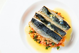 軽く炙ってマリネされたイワシを乗せた、ミントの香りが香ばしい『イワシとクスクスのサラダ仕立て』