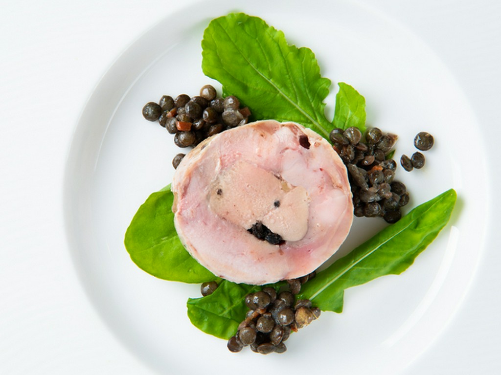 うずらの肉とトリュフのハーモニー。冷えたシャンパーニュと共に『うずらのガランティーヌ』