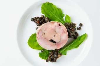 うずらの肉とトリュフのハーモニー。冷えたシャンパーニュと共に『うずらのガランティーヌ』