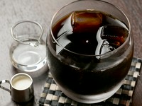 ネルドリップで抽出。半日寝かせて丸みのある味わいに。店主こだわりの一杯『アイス珈琲』
