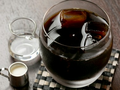 ネルドリップで抽出。半日寝かせて丸みのある味わいに。店主こだわりの一杯『アイス珈琲』
