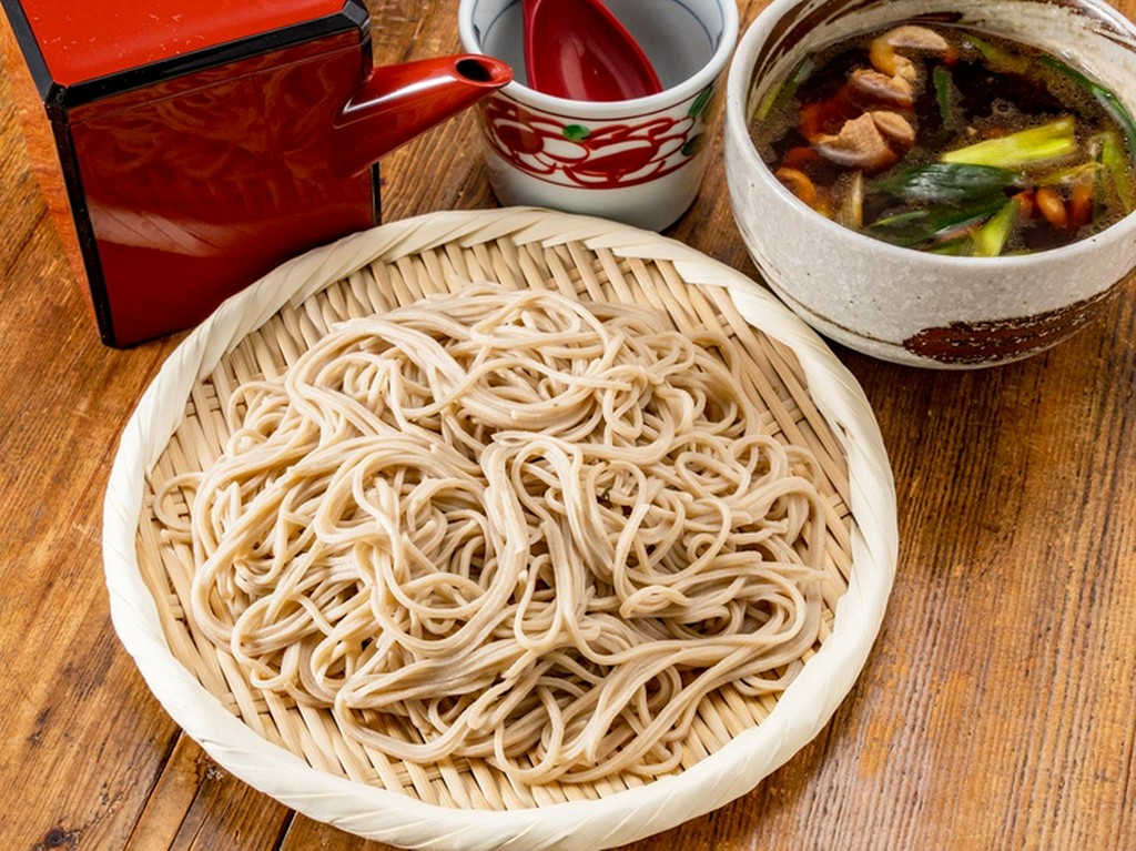 香り高いそば、関東風のキリッと旨いつゆ、鴨や穴子の料理が自慢