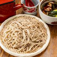 石臼挽きのそば粉は北海道や長野産を中心に、その時季一番の素材を吟味。厳選食材でひく透明感のある出汁、奥深い味わいのつゆがそばに絶妙にマッチ。定番の二八に加え、そば粉100％の『十割そば』も大人気。