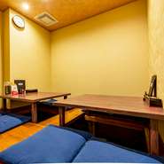 2019年6月に大手門2丁目から3丁目に移転し、リニューアル。隠れ家感が高まり、大人のそば処としての魅力が一段とアップ。趣のある一本丸太のテーブル席に加え、落ち着いた座敷席も用意されています。