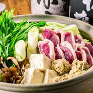 昭和47年創業の老舗そば店。和気あいあいと憩う接待や会食に、長年愛用されています。豊富な一品料理に加え、夏季の『鴨の焼きしゃぶ』、冬季の『鴨鍋』など季節料理も充実。コースのアレンジも可能です。