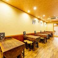 夫妻での食事、大人のデートにもぴったり。店のシンボルの一つであるテーブルは、米松を豪快に使った丸太づくりで、創業時からの愛用品。風情ある和の雰囲気の中、旬の料理と旨いそばをゆっくり満喫できます。