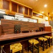 一名での利用も多い店。ゆったりくつろげるカウンター席は、夜は一人飲みの特等席にも。自慢の鴨料理や穴子の逸品、だし巻きなどを旨い酒とともに愉しみ、そばで〆るという、大人ならではの愉しみにひたれます。