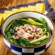 昭和49年に舞鶴で創業以来、福岡・中央区で愛されるそば処。家族での利用も多く、おそばを軽く一杯というシーンから、皆様でゆったりくつろぐお食事まで、幅広いニーズに対応しています。