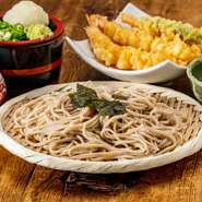 北海道や長野産など、その時季一番のそばを厳選し、石臼挽きを用意。透明感のある旨い出汁も自慢です。自家製うどんもあり、福岡産小麦粉・筑後泉と北海道産をブレンドして手打ち。鴨・穴子などの素材も逸品揃い。