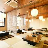 個室やお座敷席などさまざまな部屋が完備され、さまざまなシーンで利用できます。事前に相談すれば人数や予算に合わせてコースを組み立ててくれることも。30名まで可能な大広間で、にぎやかに美味しい宴会はいかが。