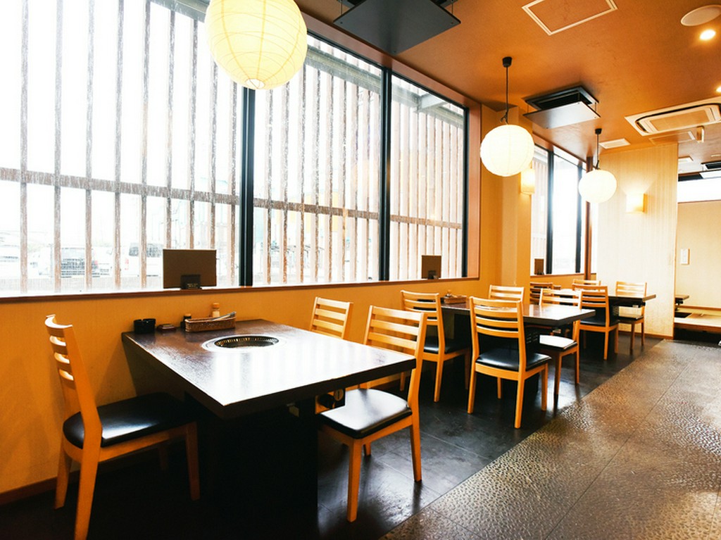 親しい友人と、気軽にのんびりと食事ができるテーブル席