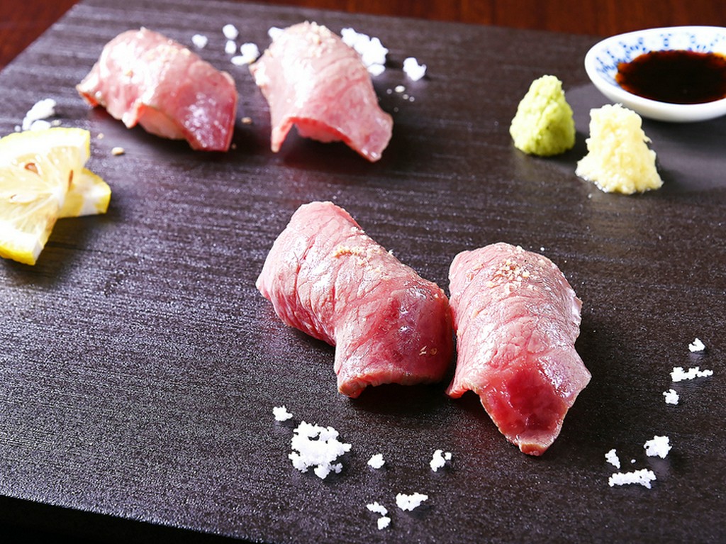 黒毛和牛のとろける旨みを堪能『炙り寿し』