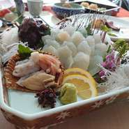 下関市内の漁港や市場から仕入れられた新鮮な魚介類を使用したコース料理。ふくを味わい尽くせるコースや、下関名物のくじらを堪能できるコース、期間限定で提供されるウニ飯コースなどを楽しむことができます。