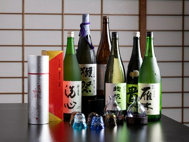 山口県や新潟県など、料理との相性を考えて揃えられたアルコール