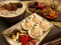 海の幸や山の恵みを炭火焼きで堪能できる一品。部屋中に広がる松茸の香りを楽しむことができます。