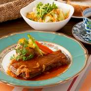 天然ものの「魚」や産地の限定された「玉葱」、「佐賀牛」や「牛ロース」など「牛肉」も選りすぐりのものを使用しています。すべては身体にやさしい料理を食してほしいという、シェフの思いが込められています。