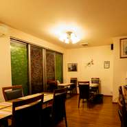 カウンター10席、テーブル13席を用意する店内は、ゆったりとくつろげる落ちついた空間。まるで友人の自宅に招かれたような、リラックスした雰囲気の中食事を楽しめます。